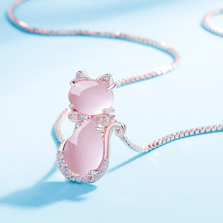 Incantevole collana con pietra rosa a forma di gatto adornata con zircone