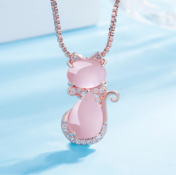 Incantevole collana con pietra rosa a forma di gatto adornata con zircone