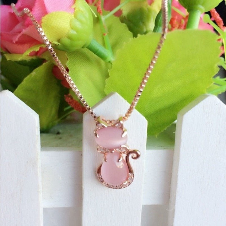 Incantevole collana con pietra rosa a forma di gatto adornata con zircone