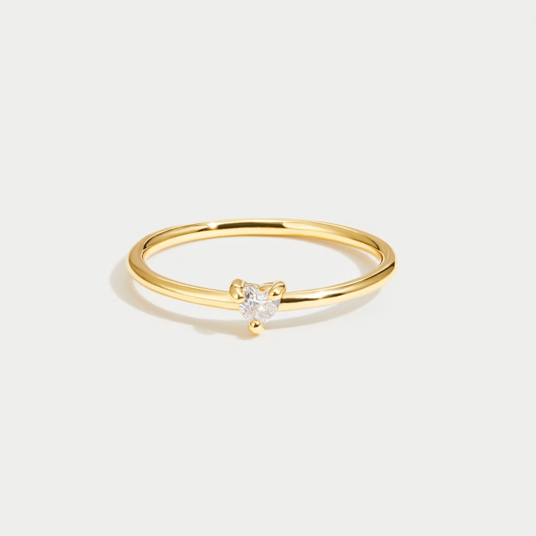 Leonie – Un semplice anello d’oro con una superficie liscia.